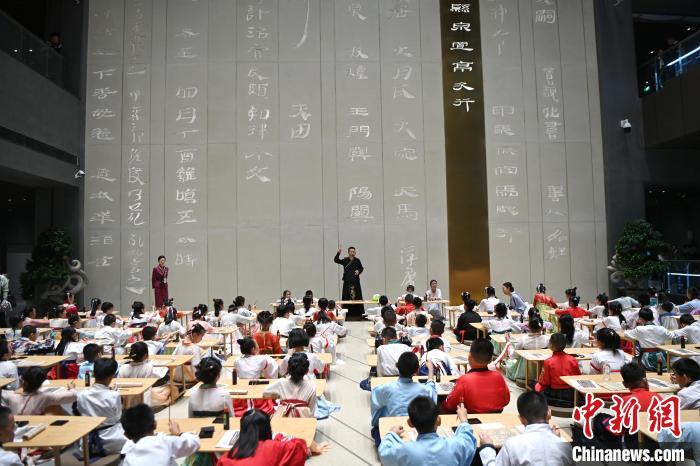 圖為9月7日，甘肅簡牘博物館開館儀式在蘭州舉行，小朋友們學習書寫簡牘中的文字?！≈行律缬浾?九美旦增 攝