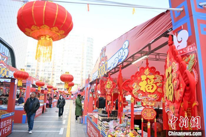 1月30日，蘭州街頭琳瑯滿目的年貨吸引顧客選購(gòu)。九美旦增 攝</p><p>