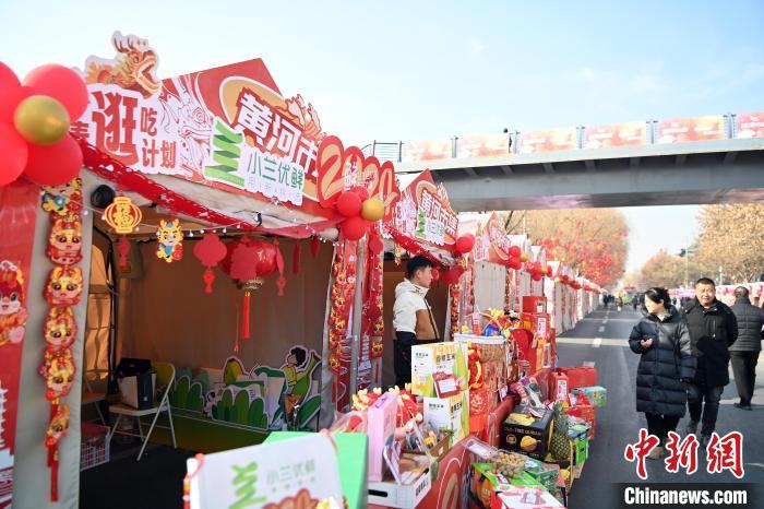 1月30日，蘭州黃河畔的年貨集市吸引顧客選購(gòu)年貨。九美旦增 攝</p><p>