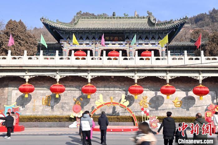 1月30日，裝扮一新的蘭州白塔山公園節(jié)日氛圍濃厚。九美旦增 攝</p><p>