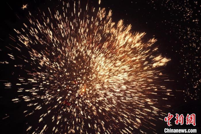 據(jù)悉，“花”與“發(fā)”諧音，取“打花打花，越打越發(fā)”之意?！按蜩F花”不僅蘊(yùn)含著人們祈福納祥的美好愿望，也展現(xiàn)了民間生鐵冶煉傳統(tǒng)技藝的工匠精神。侯奇志 攝