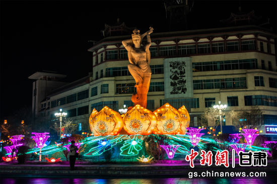 2024年春節(jié)期間，敦煌市中心盤旋路上的反彈琵琶燈組。王斌銀 攝