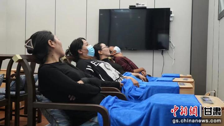 圖為當(dāng)?shù)鼐用耋w驗(yàn)藏醫(yī)院診療。卓瑪草 攝