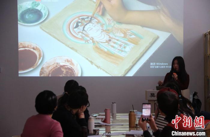 2023年2月，在敦煌研究院莫高學堂，研學導(dǎo)師給學員講授敦煌壁畫臨摹技法?！　垥粤?攝