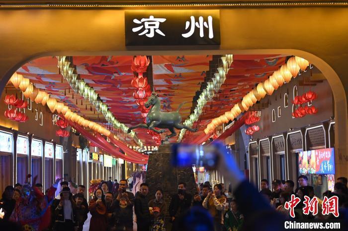 圖為游人拍攝煥然一新亮相的街區(qū)。李亞龍 攝</p>
<p>