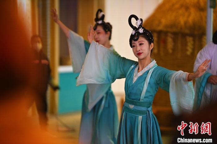 圖為工作人員進(jìn)行舞蹈表演。李亞龍 攝</p><p>