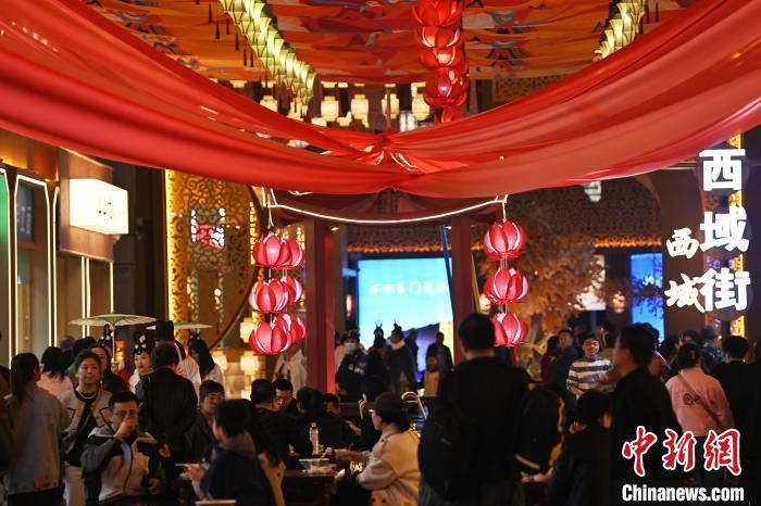 圖為街區(qū)現(xiàn)場(chǎng)游客絡(luò)繹不絕。李亞龍 攝</p><p>