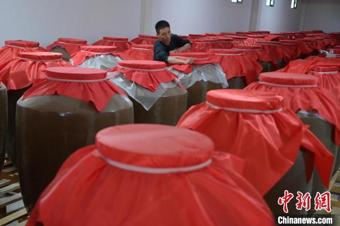 圖為5月10日，工作人員在儲(chǔ)酒庫(kù)檢查酒缸密封性。九美旦增　攝