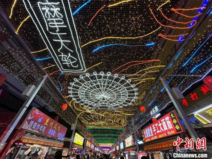 圖為明清街夜市燈光點亮具有武威文化元素的“摩天輪”彩燈?！〈魑牟?攝</p><p>