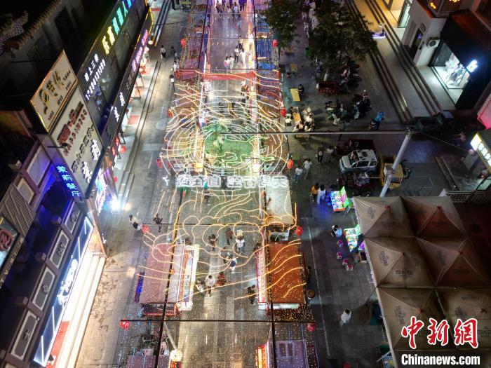 圖為明清街夜市燈光點亮具有武威文化元素的“銅奔馬”彩燈。(無人機照片) 　戴文昌 攝</p><p>