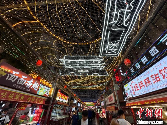 圖為明清街夜市燈光點亮具有武威文化元素的“涼州古城門”彩燈?！〈魑牟?攝</p><p>