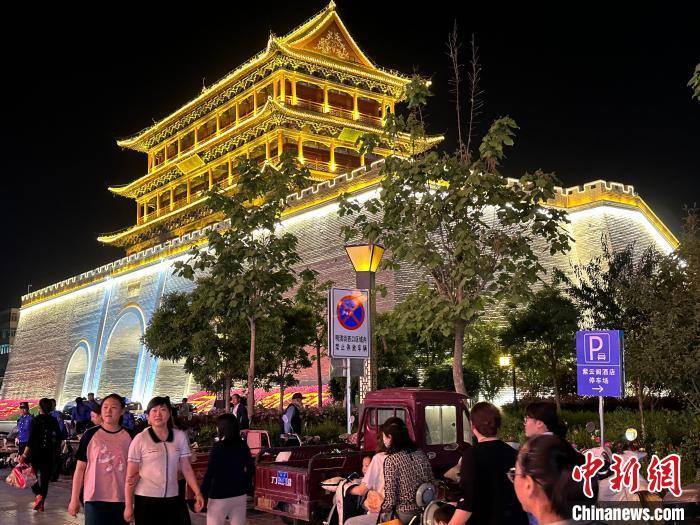 圖為夜幕降臨，涼州古城門燈光亮起。　戴文昌 攝