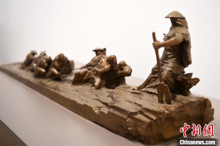 5月21日，在“絲路印跡”雕塑藝術(shù)作品展展出的作品《治水為民·禹德九州》。九美旦增 攝</p>
<p>