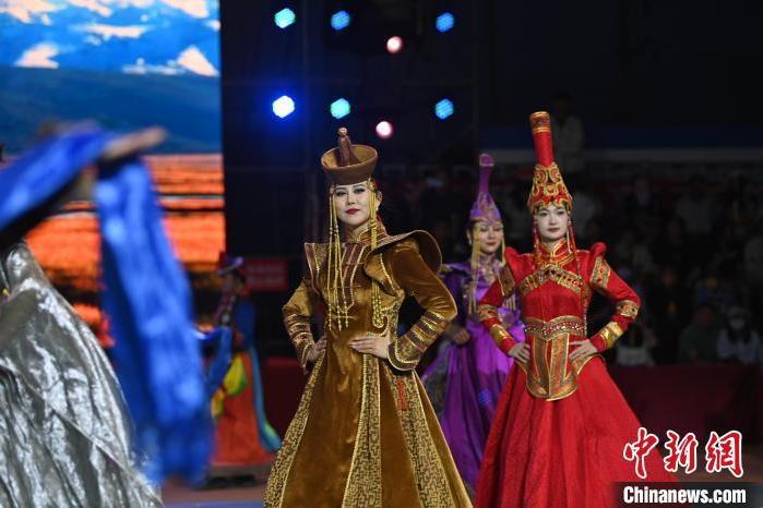 圖為開幕式現(xiàn)場蒙古族服飾秀。李亞龍 攝</p>
<p>