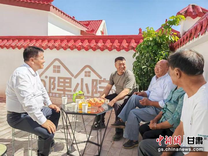 圖為依托“鄰里小院”議事模式開展議事活動，解決村民身邊的熱點(diǎn)難點(diǎn)問題。臨澤縣委宣傳部供圖