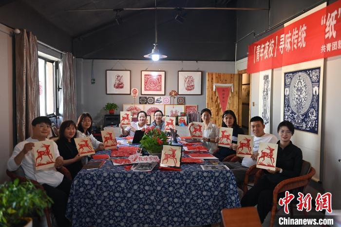 6月6日，在甘肅敦煌青年夜校課程中，青年學員展示學習敦煌非遺剪紙的成果。