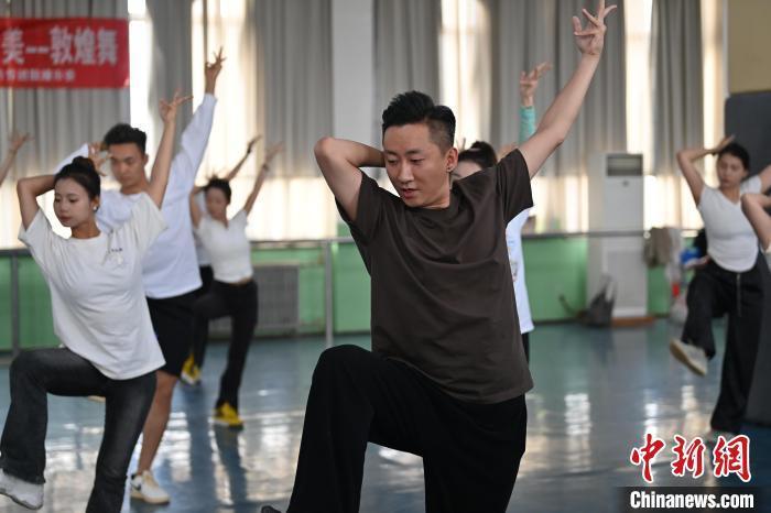 6月6日，在甘肅敦煌青年夜校課程中，青年學員學習敦煌舞課程。李亞龍 攝　　