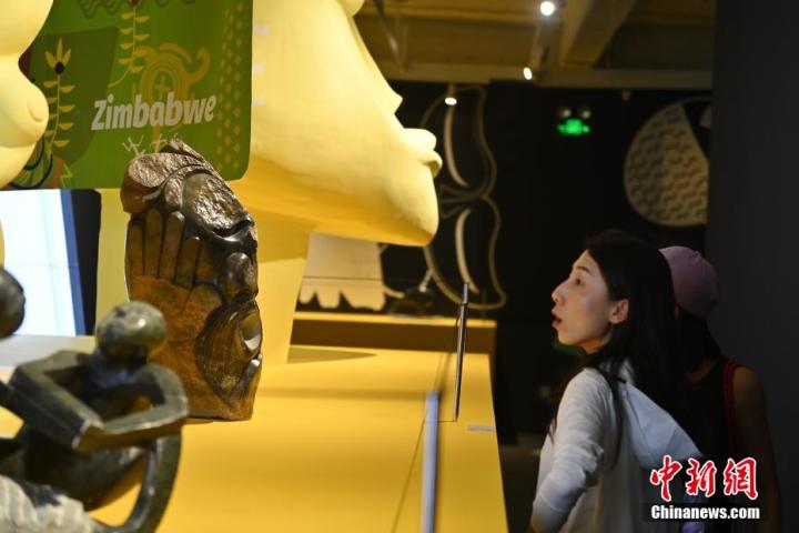 圖為游客參觀藝術(shù)展。中新社記者 李亞龍 攝