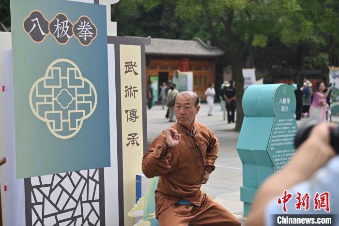 7月14日，甘肅省平?jīng)鍪嗅轻忌骄皡^(qū)內(nèi)，八極拳傳承人展示八極拳。7月13日至14日，“2024年北京體育大學(xué)第十五屆國(guó)際武術(shù)比賽交流大會(huì)暨首屆崆峒山國(guó)際武術(shù)大會(huì)”舉行，大會(huì)也在崆峒山景區(qū)進(jìn)行問道崆峒、武術(shù)高級(jí)研修班、崆峒拜師等系列活動(dòng)。中新社記者 李亞龍 攝</p>
<p>