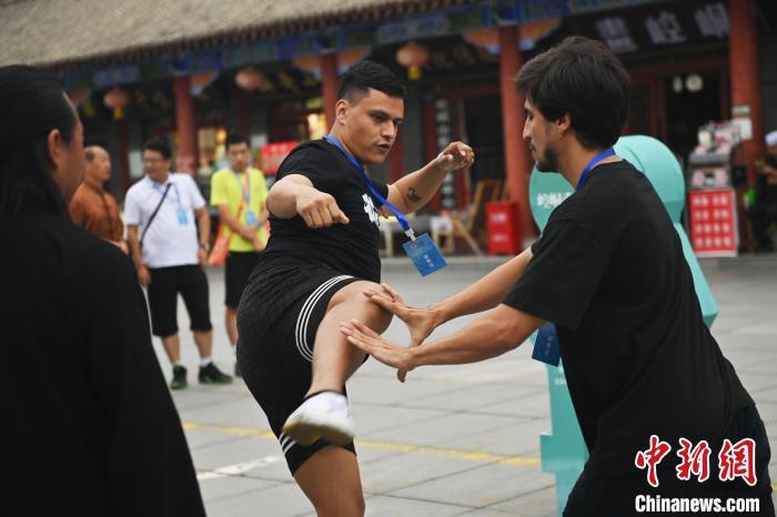 7月14日，甘肅省平?jīng)鍪嗅轻忌骄皡^(qū)內(nèi)，外籍武術(shù)愛好者切磋武藝。7月13日至14日，“2024年北京體育大學(xué)第十五屆國(guó)際武術(shù)比賽交流大會(huì)暨首屆崆峒山國(guó)際武術(shù)大會(huì)”舉行，大會(huì)也在崆峒山景區(qū)進(jìn)行問道崆峒、武術(shù)高級(jí)研修班、崆峒拜師等系列活動(dòng)。中新社記者 李亞龍 攝
