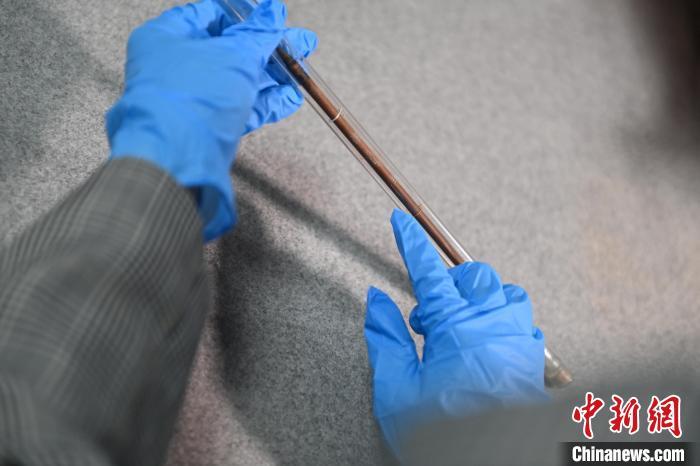 2024年5月7日，拍攝的甘肅省博物館館藏國(guó)寶級(jí)文物“白馬作”毛筆。李亞龍　攝