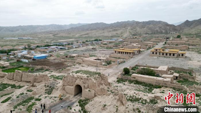 7月13日，位于山丹漢明長城遺址里的硤口古城。(無人機(jī)圖片) 　九美旦增 攝