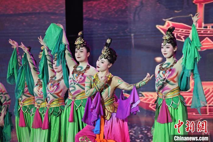 7月19日晚，第五屆黃河之濱文藝展演在蘭州體育文化廣場(chǎng)開幕。圖為開幕式演出敦煌舞蹈。張曦予 攝