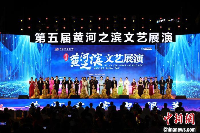7月19日晚，第五屆黃河之濱文藝展演在蘭州體育文化廣場(chǎng)開幕。張曦予 攝