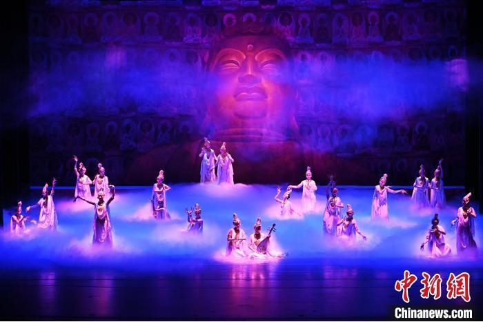 7月18日晚，中國經(jīng)典舞劇《絲路花雨》在甘肅蘭州黃河劇院進(jìn)行演出。中國經(jīng)典舞劇《絲路花雨》迎來45周年，7月17日-8月4日在蘭州開啟為期多天的駐場演出。該舞劇取材于敦煌莫高窟壁畫，集中國霓裳羽衣舞、敦煌舞、印度舞、黑巾舞、波斯馬鈴舞等于一身，自1979年演出至今，該劇先后在40多個(gè)國家和地區(qū)演出近4000場，觀眾550多萬人次。中新社記者 李亞龍 攝</p>
<p>
