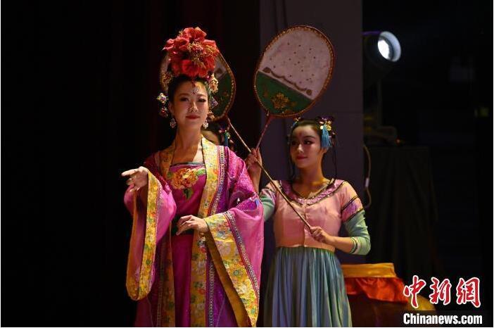 7月18日晚，中國經(jīng)典舞劇《絲路花雨》在甘肅蘭州黃河劇院進(jìn)行演出。中國經(jīng)典舞劇《絲路花雨》迎來45周年，7月17日-8月4日在蘭州開啟為期多天的駐場演出。該舞劇取材于敦煌莫高窟壁畫，集中國霓裳羽衣舞、敦煌舞、印度舞、黑巾舞、波斯馬鈴舞等于一身，自1979年演出至今，該劇先后在40多個(gè)國家和地區(qū)演出近4000場，觀眾550多萬人次。中新社記者 李亞龍 攝</p>
<p>