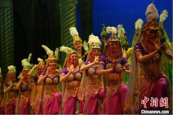 7月18日晚，中國經(jīng)典舞劇《絲路花雨》在甘肅蘭州黃河劇院進(jìn)行演出。中國經(jīng)典舞劇《絲路花雨》迎來45周年，7月17日-8月4日在蘭州開啟為期多天的駐場演出。該舞劇取材于敦煌莫高窟壁畫，集中國霓裳羽衣舞、敦煌舞、印度舞、黑巾舞、波斯馬鈴舞等于一身，自1979年演出至今，該劇先后在40多個(gè)國家和地區(qū)演出近4000場，觀眾550多萬人次。中新社記者 李亞龍 攝</p>
<p>