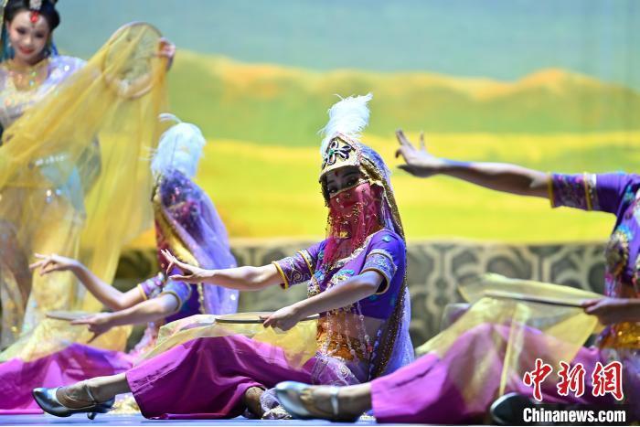 7月18日晚，中國經(jīng)典舞劇《絲路花雨》在甘肅蘭州黃河劇院進(jìn)行演出。中國經(jīng)典舞劇《絲路花雨》迎來45周年，7月17日-8月4日在蘭州開啟為期多天的駐場演出。該舞劇取材于敦煌莫高窟壁畫，集中國霓裳羽衣舞、敦煌舞、印度舞、黑巾舞、波斯馬鈴舞等于一身，自1979年演出至今，該劇先后在40多個(gè)國家和地區(qū)演出近4000場，觀眾550多萬人次。中新社記者 李亞龍 攝</p>
<p>