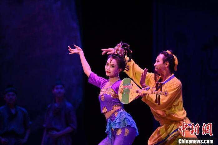 7月18日晚，中國經(jīng)典舞劇《絲路花雨》在甘肅蘭州黃河劇院進(jìn)行演出。中國經(jīng)典舞劇《絲路花雨》迎來45周年，7月17日-8月4日在蘭州開啟為期多天的駐場演出。該舞劇取材于敦煌莫高窟壁畫，集中國霓裳羽衣舞、敦煌舞、印度舞、黑巾舞、波斯馬鈴舞等于一身，自1979年演出至今，該劇先后在40多個(gè)國家和地區(qū)演出近4000場，觀眾550多萬人次。中新社記者 李亞龍 攝</p>
<p>
