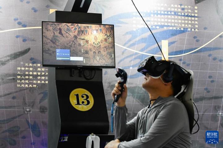 7月22日，游客借助VR設(shè)備沉浸式游覽莫高窟第285窟虛擬場(chǎng)景。新華社記者 郎兵兵 攝