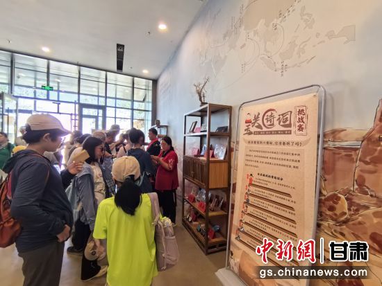 近日，玉門關(guān)遺址景區(qū)開啟了一場精彩紛呈的玉關(guān)詩詞挑戰(zhàn)賽，吸引眾多游人參與其中。玉門關(guān)遺址景區(qū)供圖