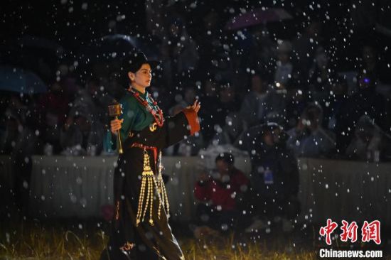 圖為2024年8月6日晚大賽現(xiàn)場(chǎng)模特進(jìn)行比賽。李亞龍 攝