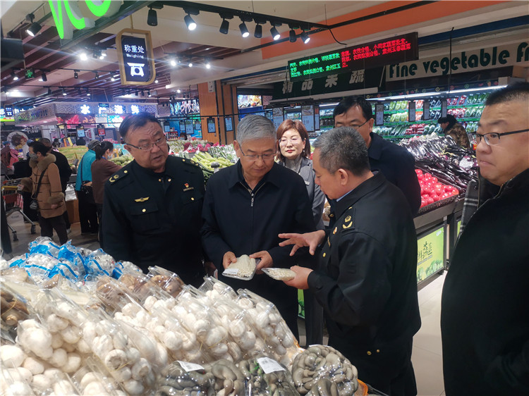 圖為市委常委、市紀(jì)委書記、市監(jiān)委主任張學(xué)勇調(diào)研食品安全責(zé)任包保企業(yè)西部天地商貿(mào)有限責(zé)任公司.jpg