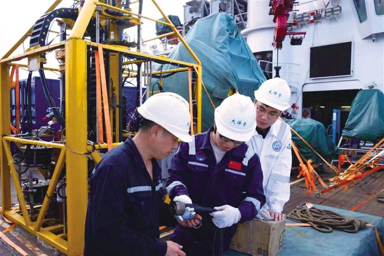 燈火映團(tuán)圓 奮斗寫擔(dān)當(dāng)